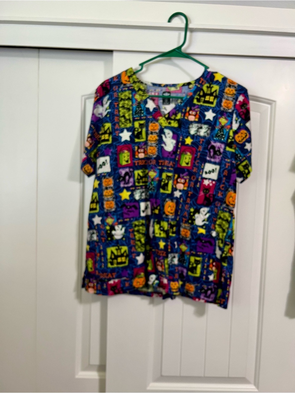 Women’s Halloween Graphic Scrub Top - Multicolor L